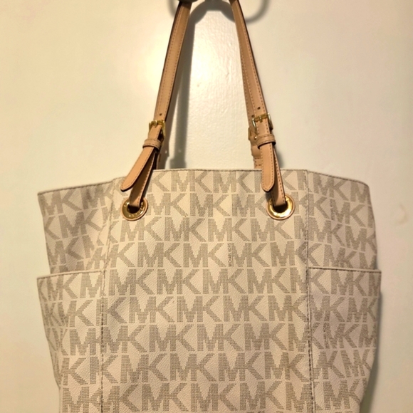 Michael Kors Cream Tote Bag with Gold Hardware And Matching Wallet - Picture 3 of 16